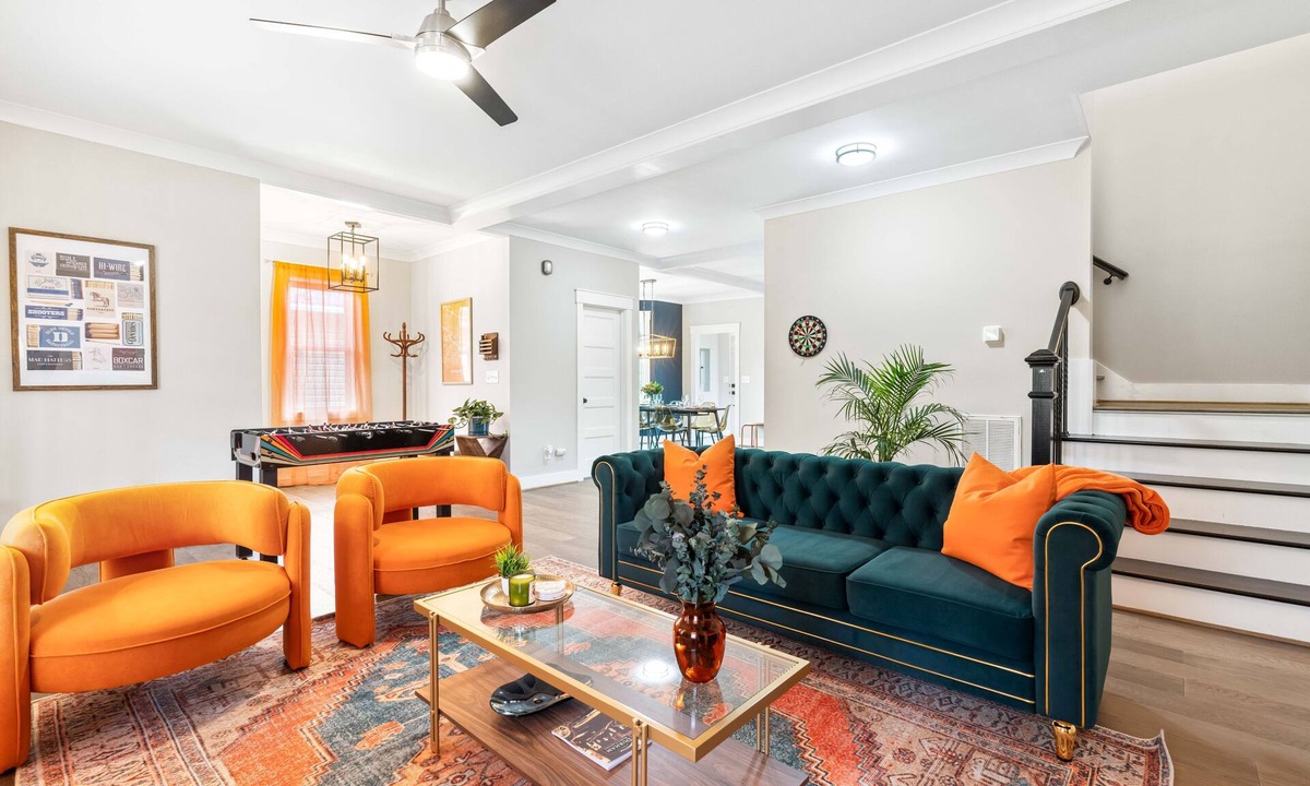 Durham House | NEW - Duke 5 Mins, Upscale Eclectic Decor, Backyard Dining and Movies, Sleeps 10