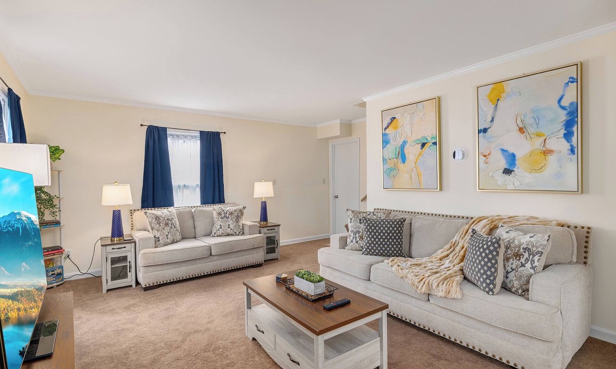 Ashbrook - Clawson Village House | New! Introductory Rate! Walking Distance to Restaurants, Bars, Shops, Cafes, etc