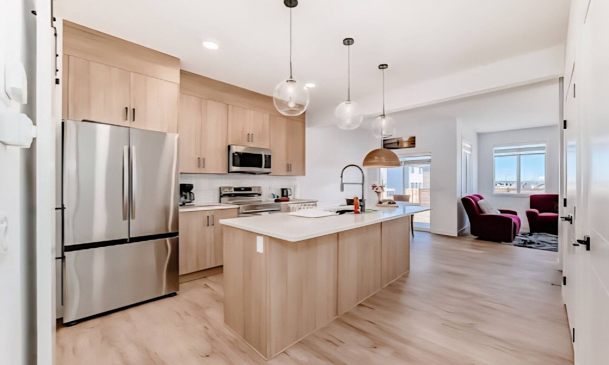Airdrie House | New Luxury Duplex | 4 Beds | Garage | Near Airport, CrossIron Mills & Downtown