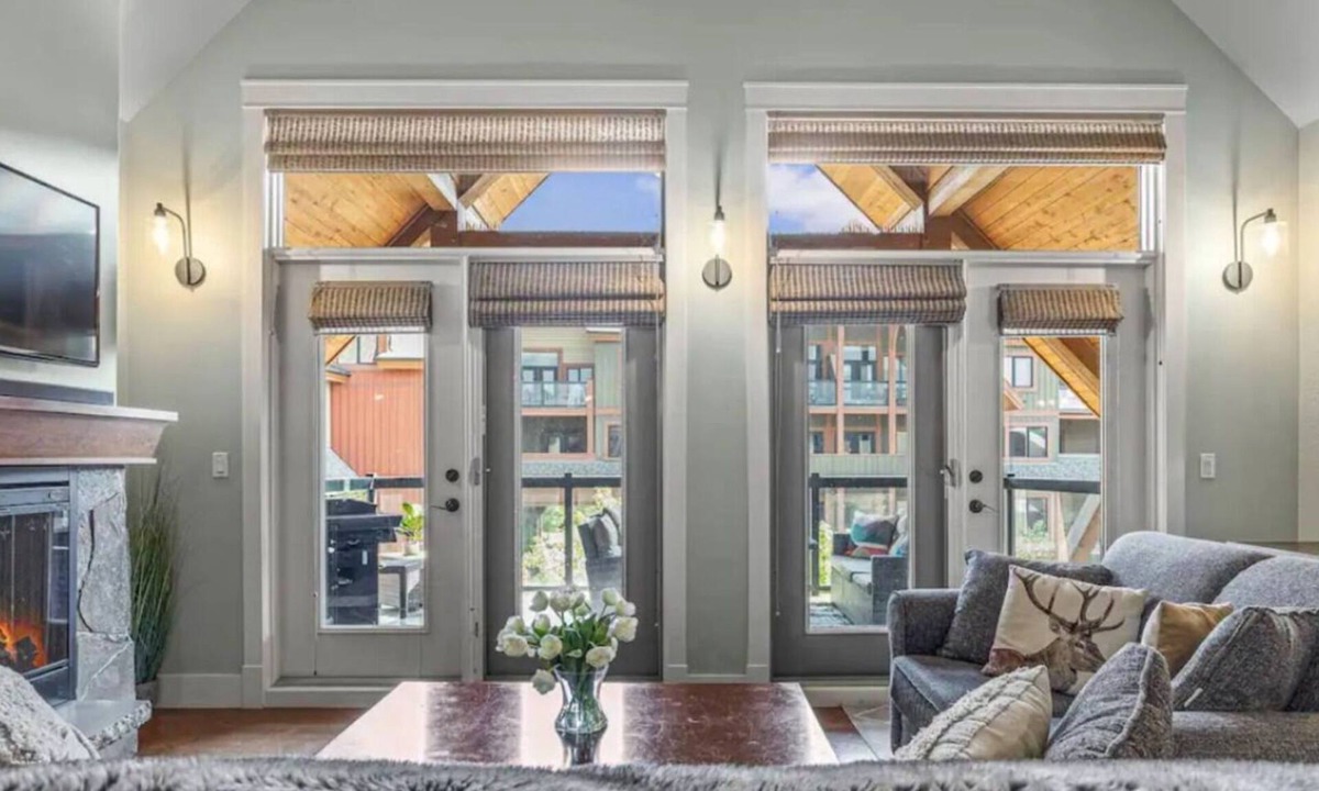 Cougar Creek Apartment | New on Market: Panorama View Penthouse w. One King Suite