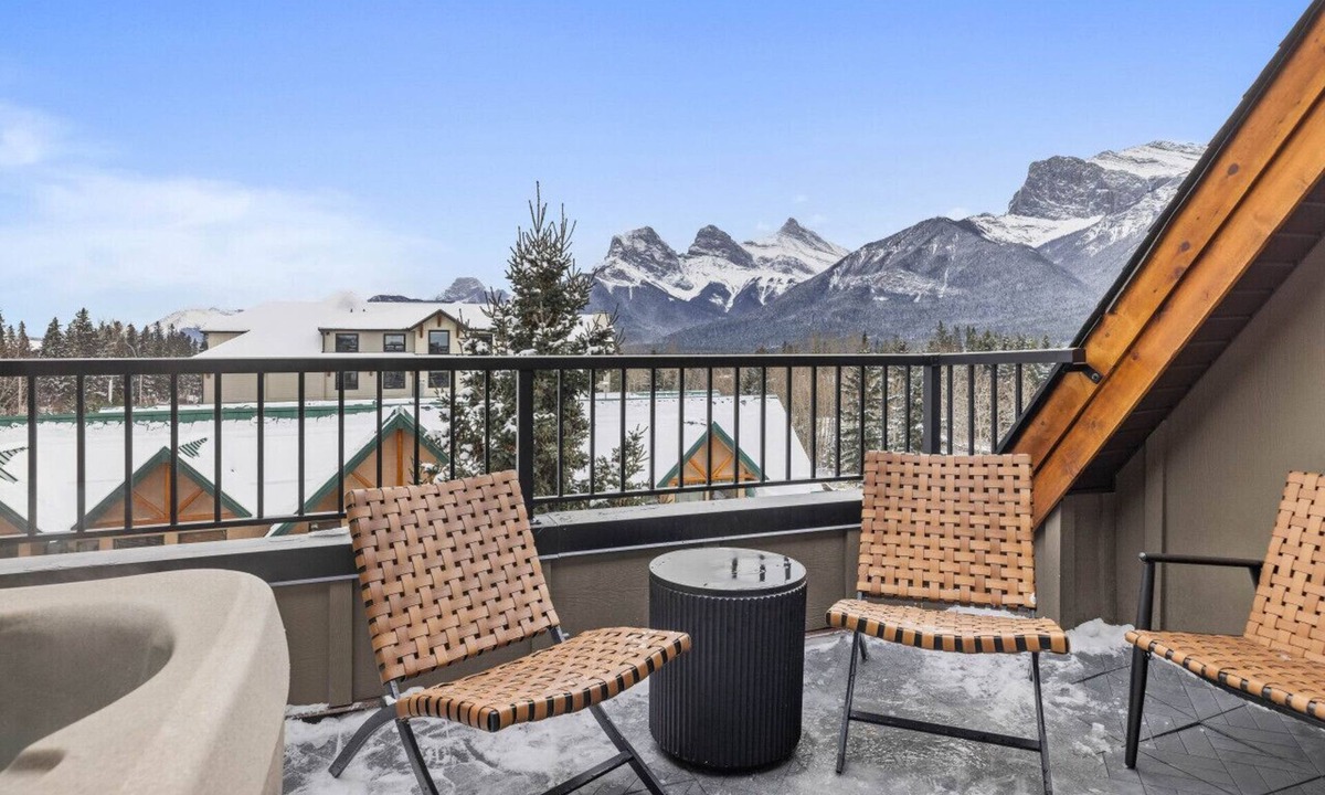 Canmore Villa | NEW Private Hot Tub ~ Luxury Mountain Retreat
