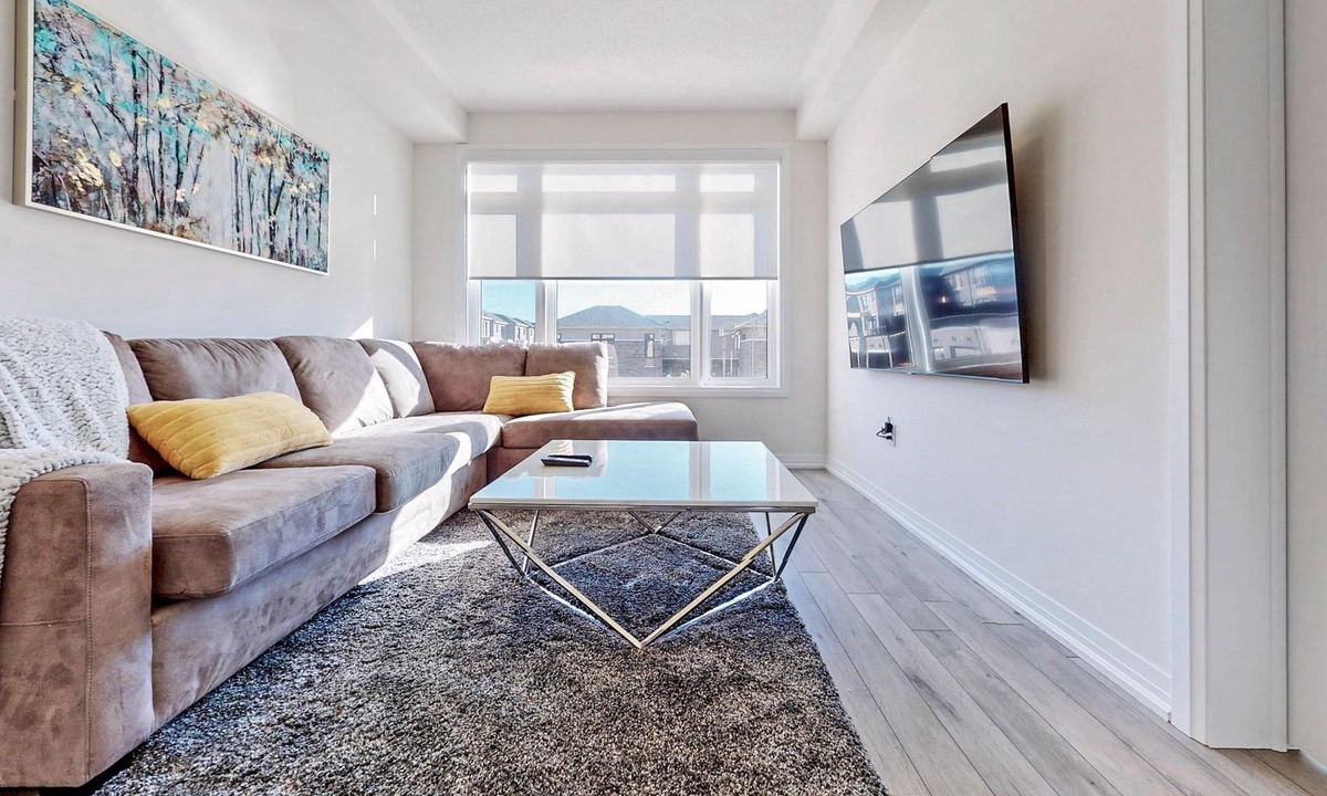 Brampton House | NEWLY BUILT LUXURIOUS 3BRM TOWN HS/AIRPORT/PARKING