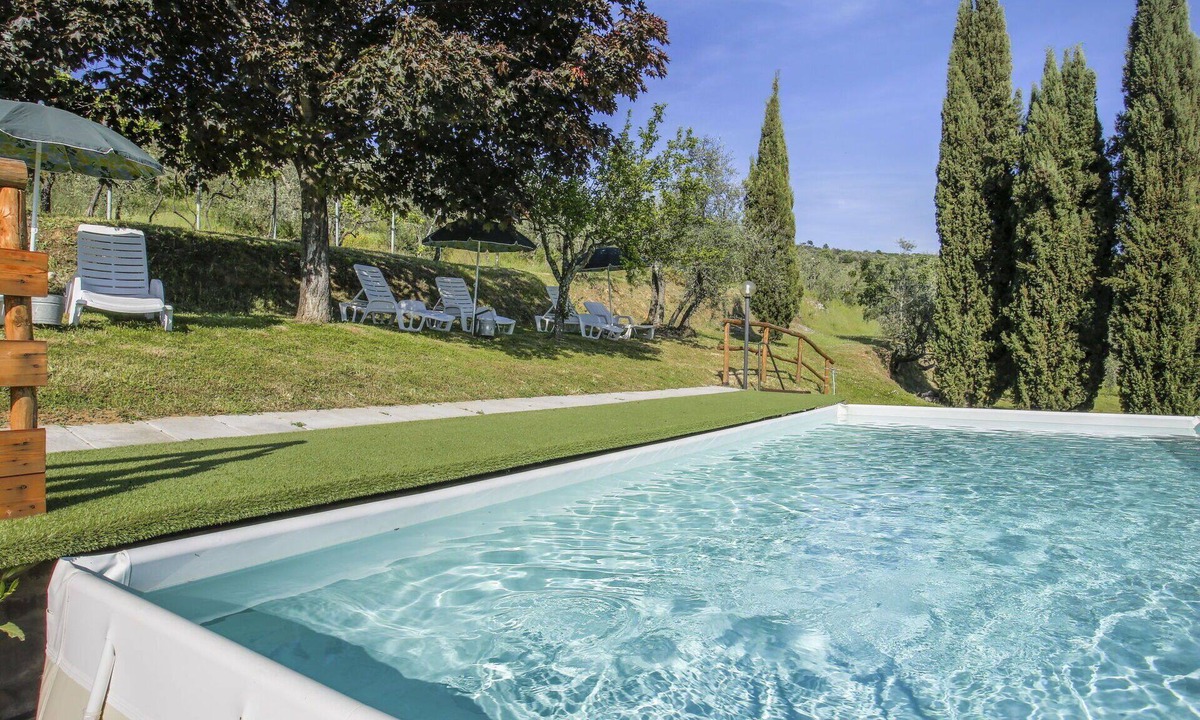 Castelfranco di Sopra Villa | Nice apartment in villa for 4 guests with WIFI, pool, TV and patio