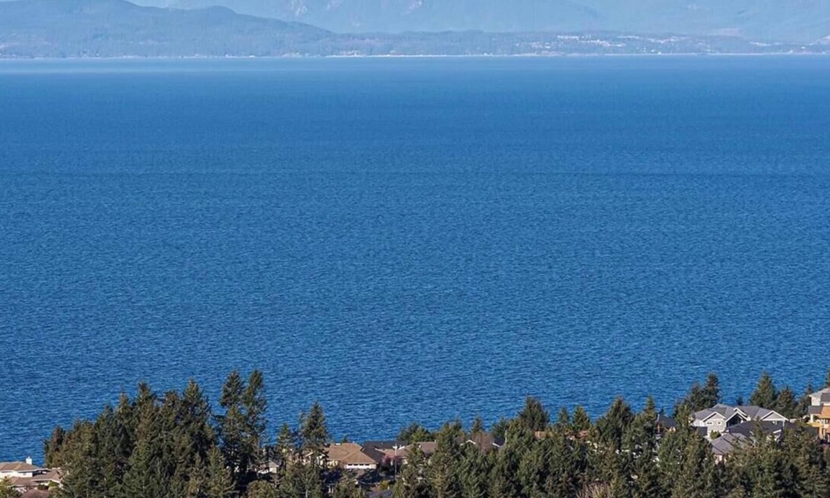 Regional District of Nanaimo House | Ocean View 2 Bedroom Ground Level In North Nanaimo