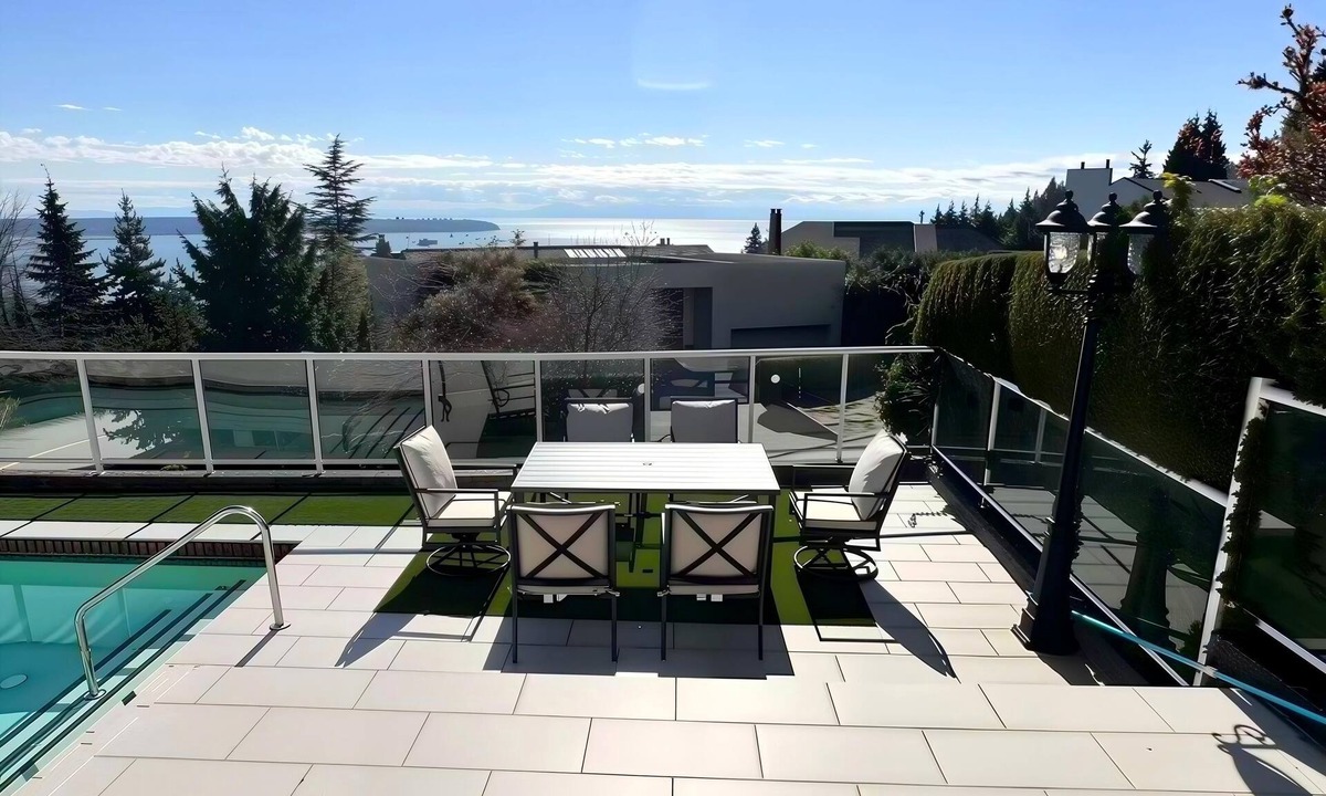 West Vancouver House | Ocean View · Scenic Trails, Cycling & Skiing · NON-BASEMENT 3B2B Suite West Van