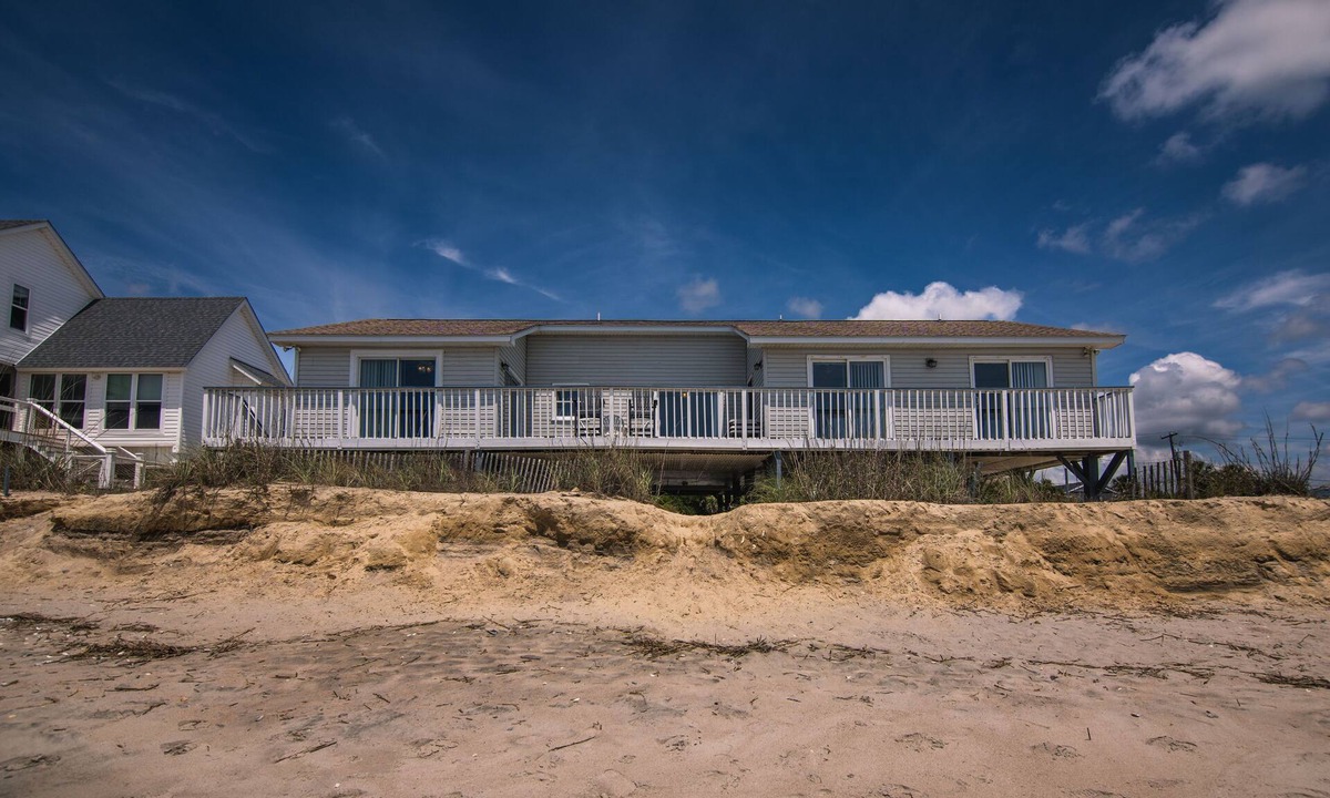 Edisto Island House | Oceanfront Classic w/Screened Porch & Sun Deck; Cable TV & WiFi; Conveniently Located