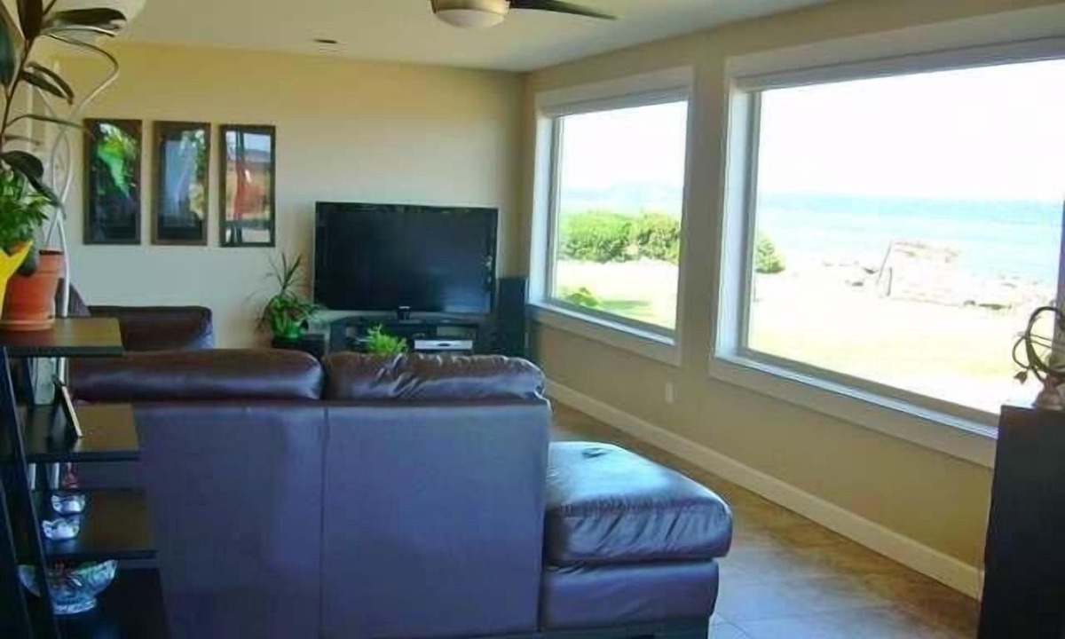 Campbell River House | Oceanfront Executive, 2 Bedroom family friendly and close to downtown.