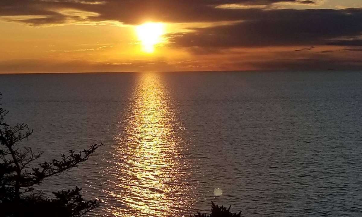 Clare Cottage | Oceanfront mini home, two decks, with spectacular views.