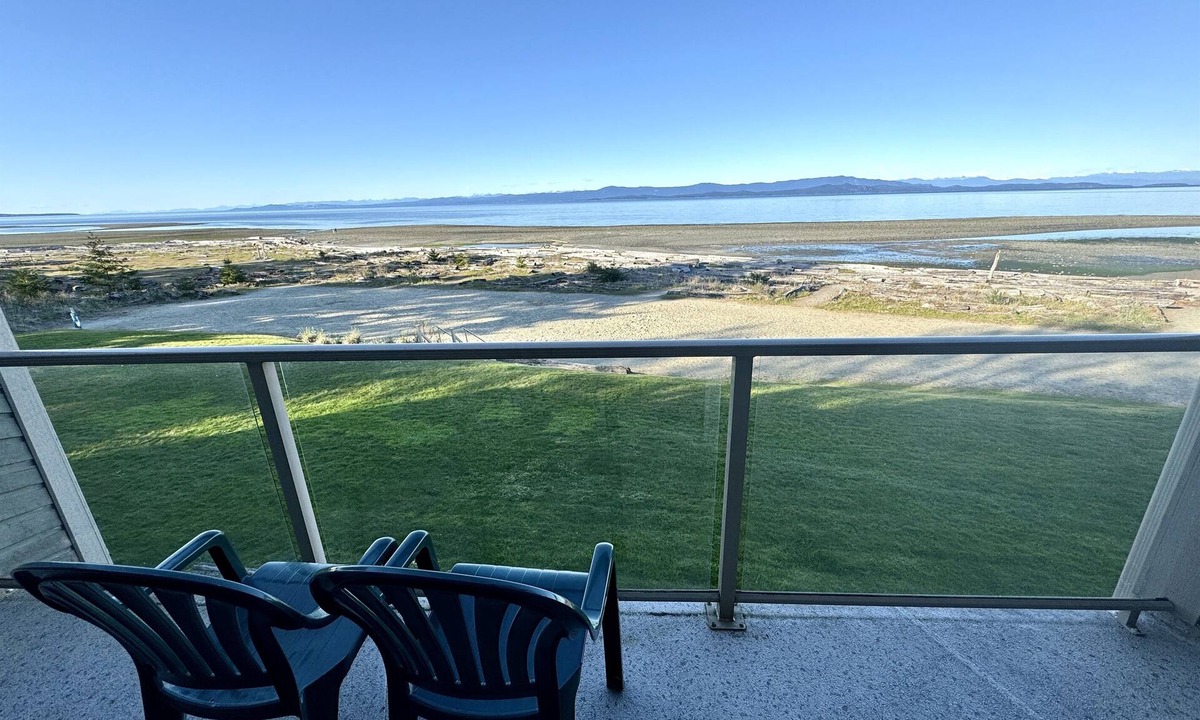 Regional District of Nanaimo Hotel | Oceanfront Studio with Loft - amazing views!
