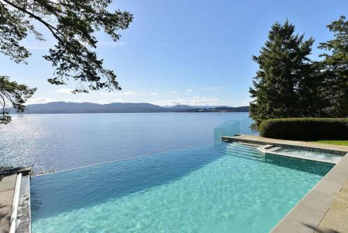 Sidney House | Oceanside Lodge Saanich Inlet by EMR Vacation Rentals