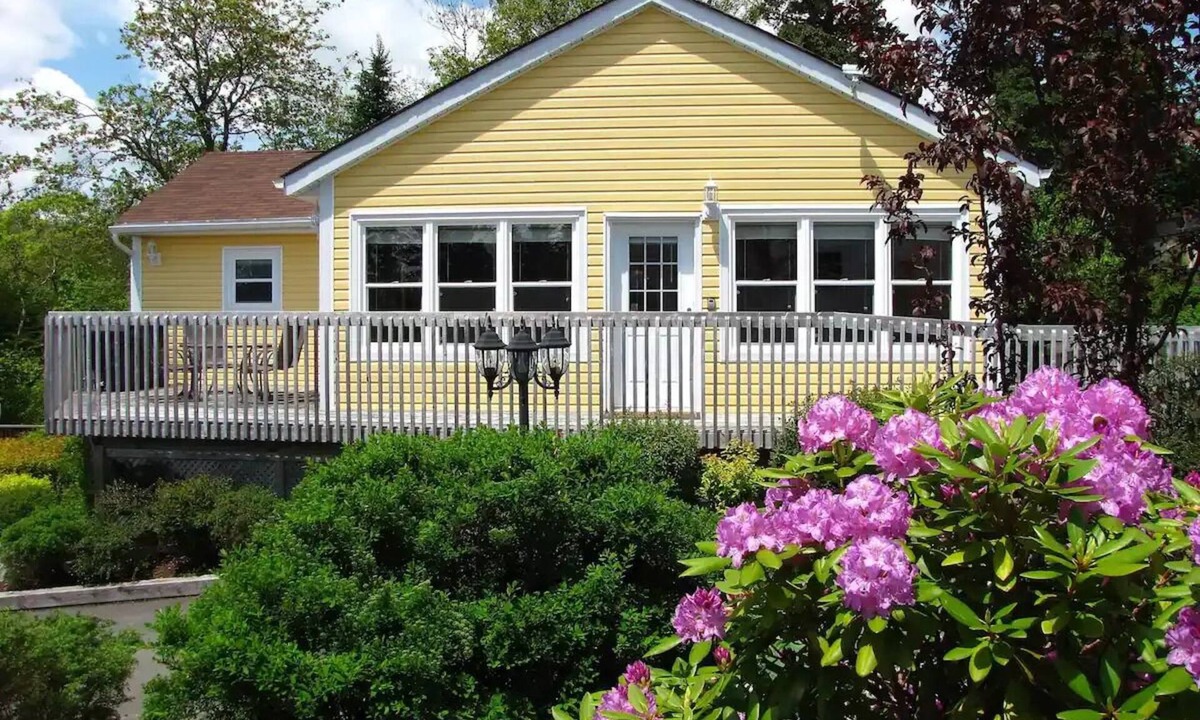 Boutiliers Point House | Oceanview 3-Bedroom Cottage | Fireplace | Sauna | Near Halifax