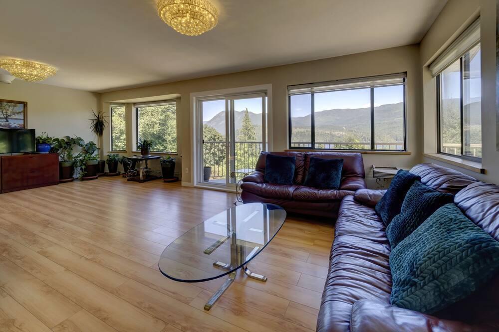 West Porpoise Bay House | Oceanview, Spacious, Private house heart of Sechelt