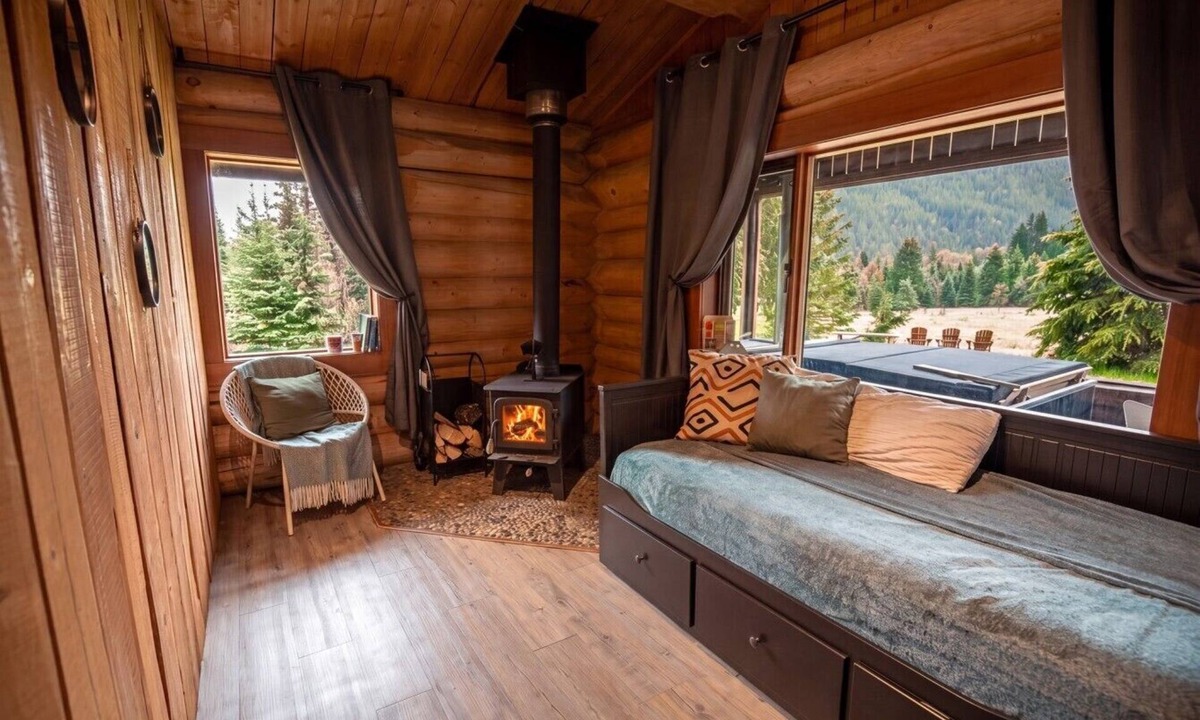 Division No. 11 Cabin | Off-Grid Wilderness Cabin with Mountain Views, Hot Tub, Sauna & Canoes