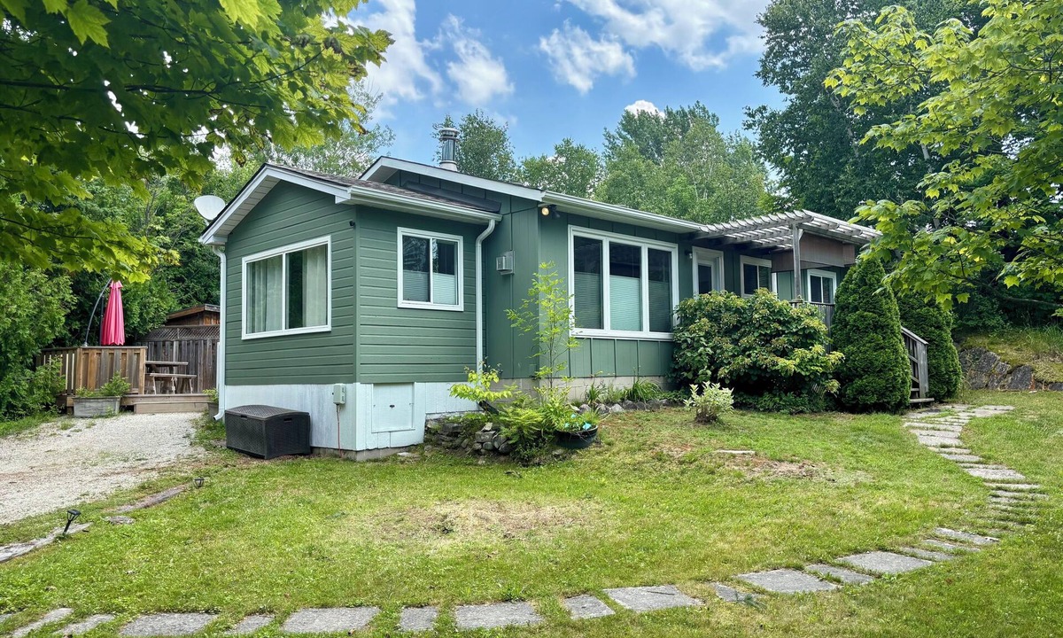 Sauble Beach Cottage | Only Aug 29-Sept 5 LEFT this Summer! Charal Greenhouse Cottage–Sauble Beach Stay