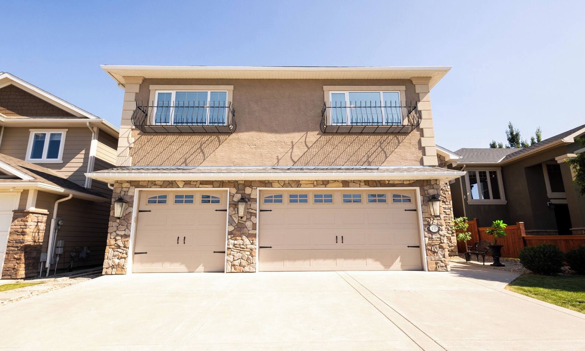 South Lethbridge House | Opulent Oasis luxurious getaway near the coulees