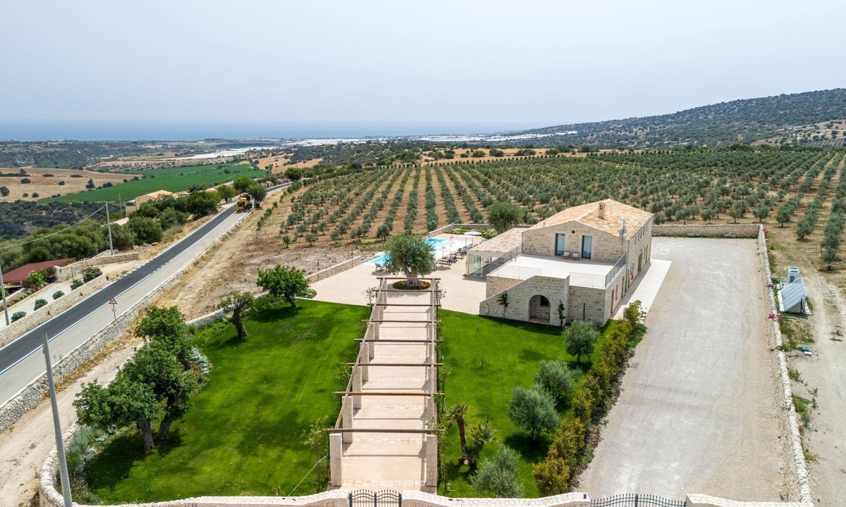 Ragusa Villa | Panoramic villa for groups: garden, large infinity pool, large veranda.