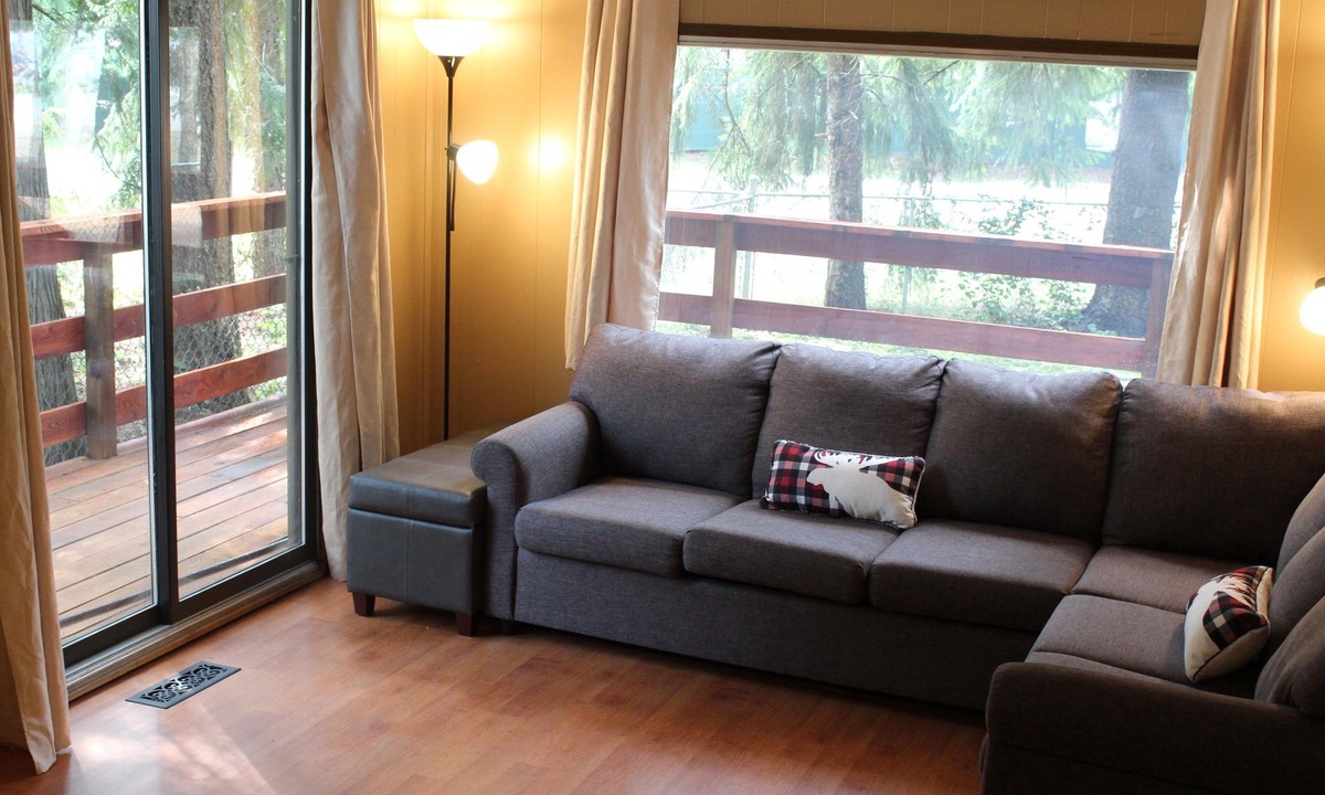 Sicamous Bed & Breakfast | Paradise is calling you.cabin in town close to the beach!