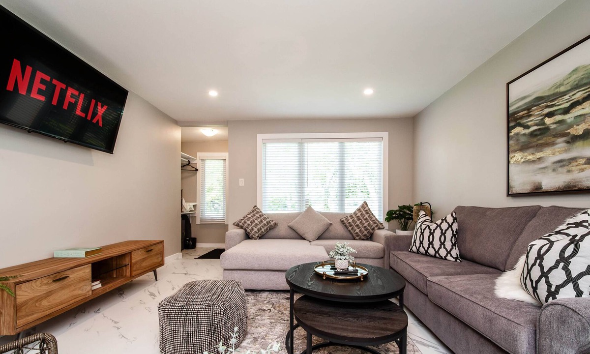 Northeast Edmonton House | Park Life Escape-King Beds-Sleeps 10-Pet Friendly!