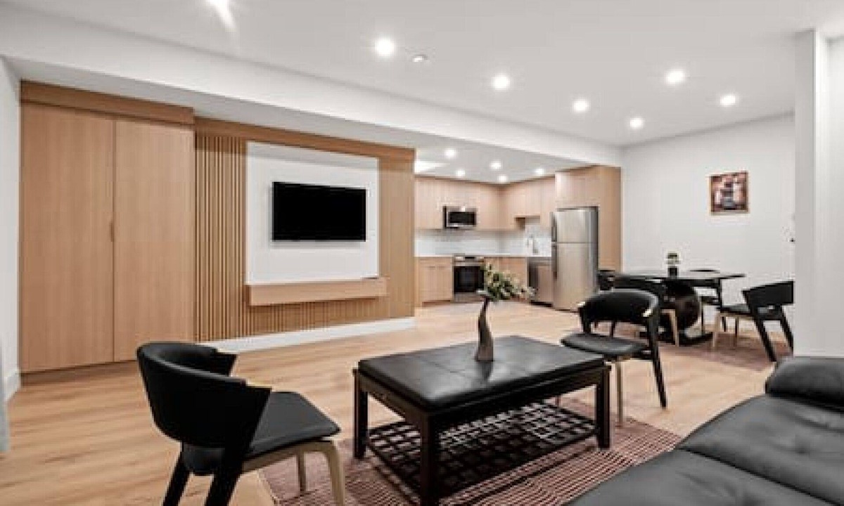 Banff Trail House | "Pavia" modern luxury suite with parking U of C