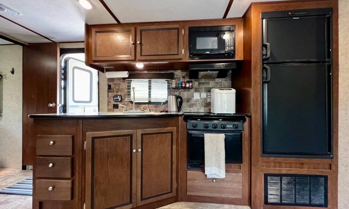 Mountain View RV Rental | Payne Lake Wilderness Huts-Camper E3