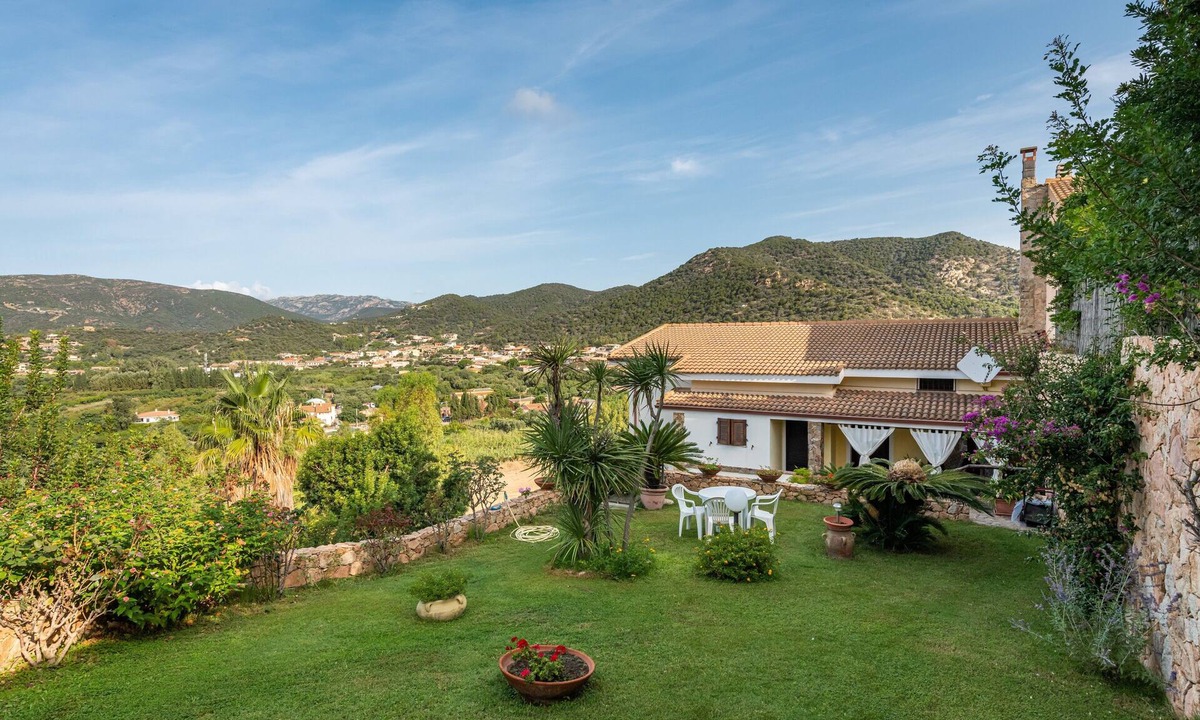 Chia House | Peaceful Apartment "Chia Grande" Close to Beach with Sea View & Garden
