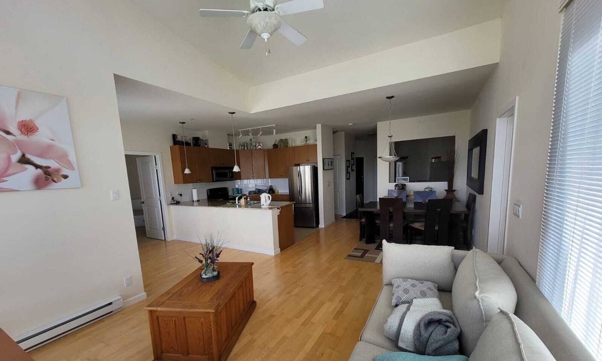 Guildford Condo | Peaceful Centralized TopFloor Condo in Surrey Guilford
