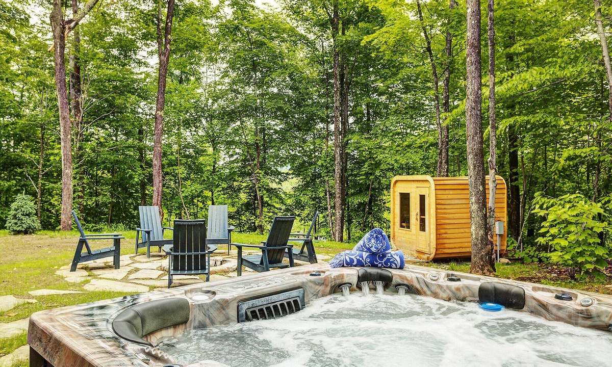 La Conception Ski Chalet | Peaceful Chalet. Spa, Sauna & BBQ. 15 minutes To Tremblant. Pet Friendly!