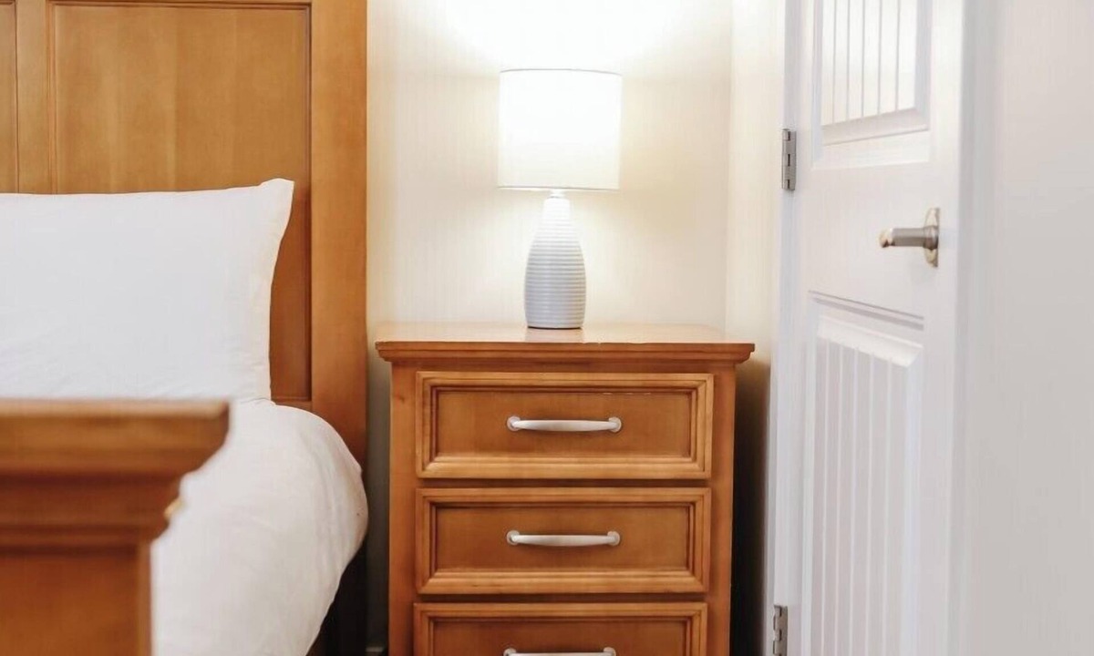 Westbank House | Peaceful ground-floor condo on Okanagan Lake with direct beach access, pool & hot tub, plus a private patio for sunset dinners. Ideal for families or wine-trail getaways, minutes from Mission Hill & Quails Gate. Sleeps 10 with full kitchen & laundry.