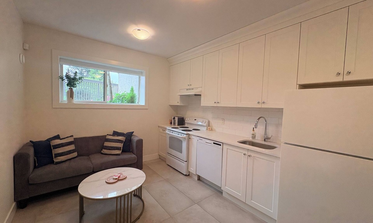 Burnaby House | Peaceful Private Suite in Beautiful Home. 20 min to downtown