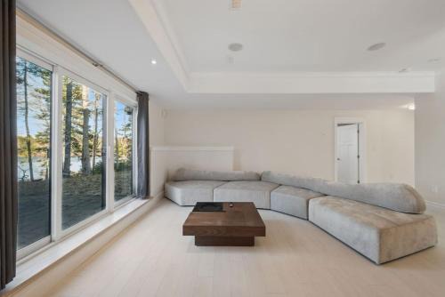 Hammonds Plains House | Peaceful Retreat on Schmidt Lake