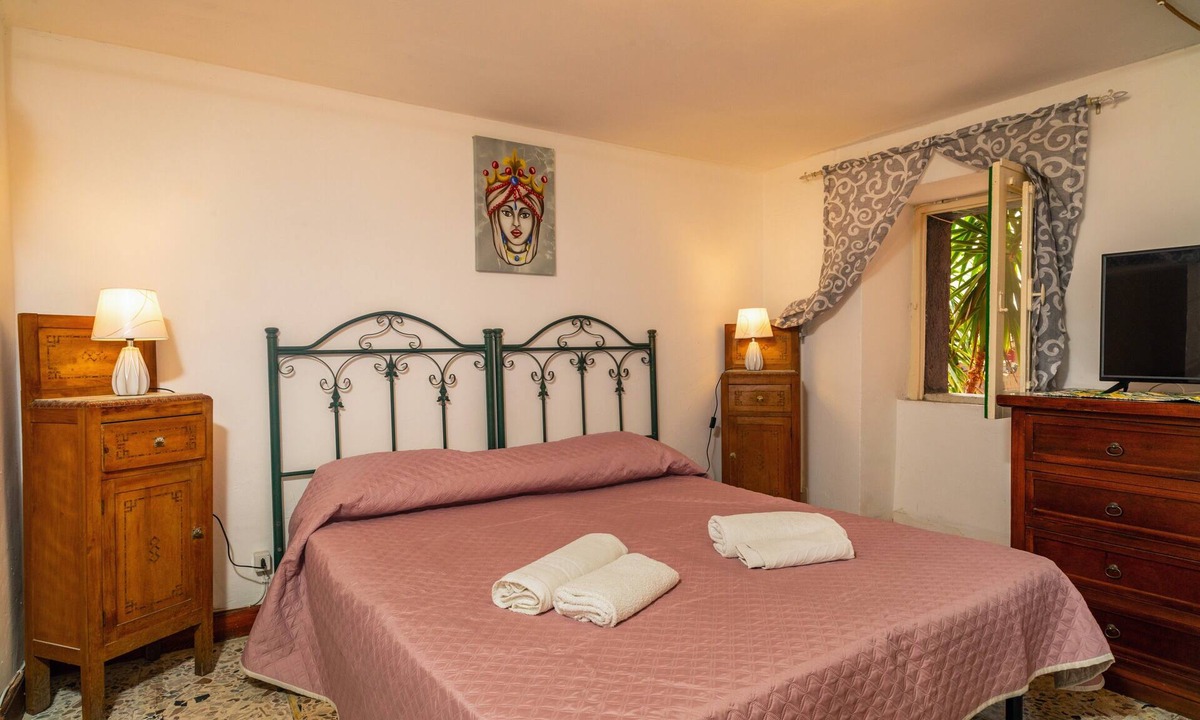 Rovittello Apartment | Pension 'Camera Familiare Vintage' with Shared Terrace and Wi-Fi