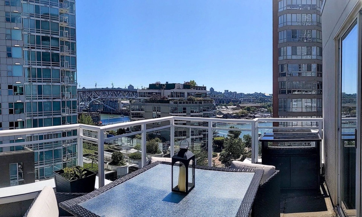 West Side Condo | Penthouse with 3 decks w/water views on Beach/Seawall