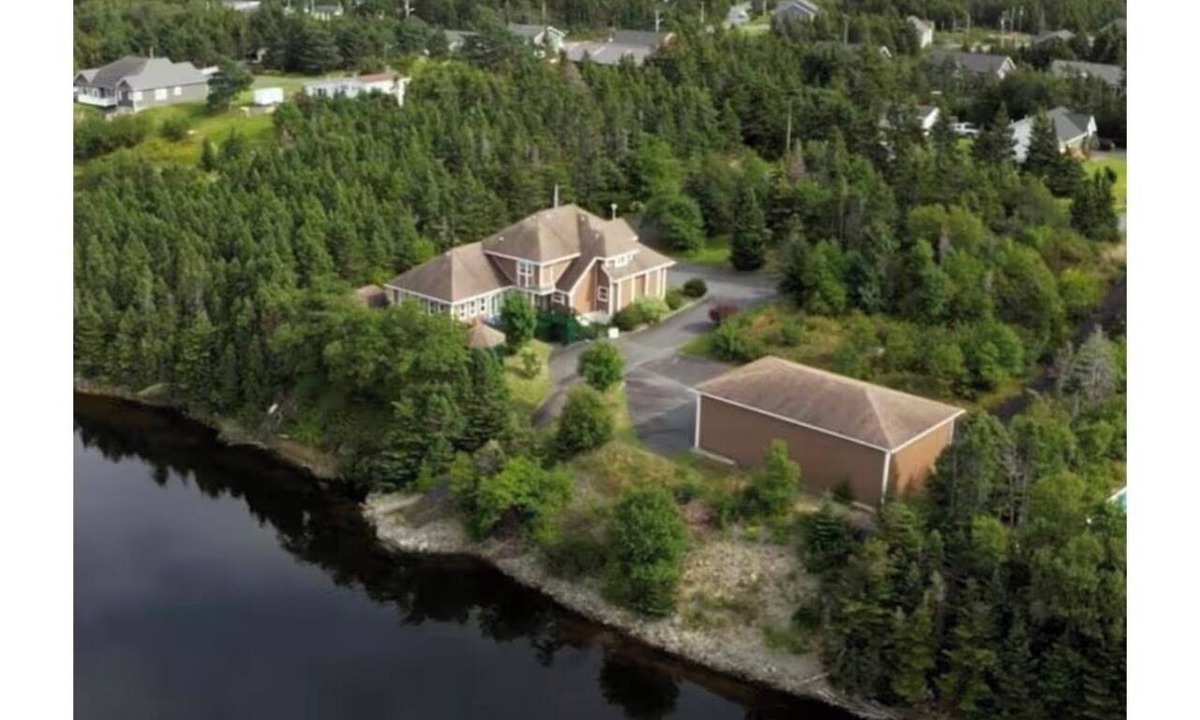 Clarke's Beach Ski Chalet | Perfect 6-bedroom chalet in lovely Clarke's Beach getaway