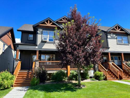 Invermere House | Perfect base Invermere 3bd townhouse mt views with garage