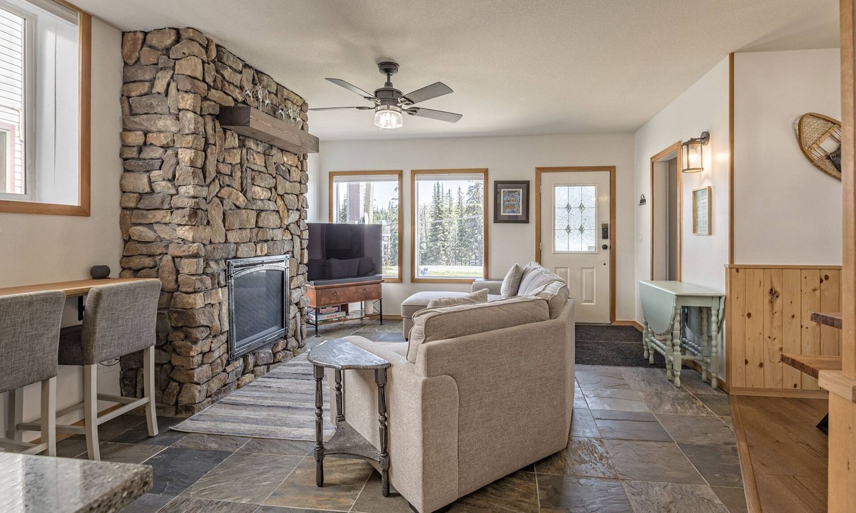 Silver Star Mountain Apartment | Perfect Family Suite, close to the village, bike storage, hot tub, pet friendly!