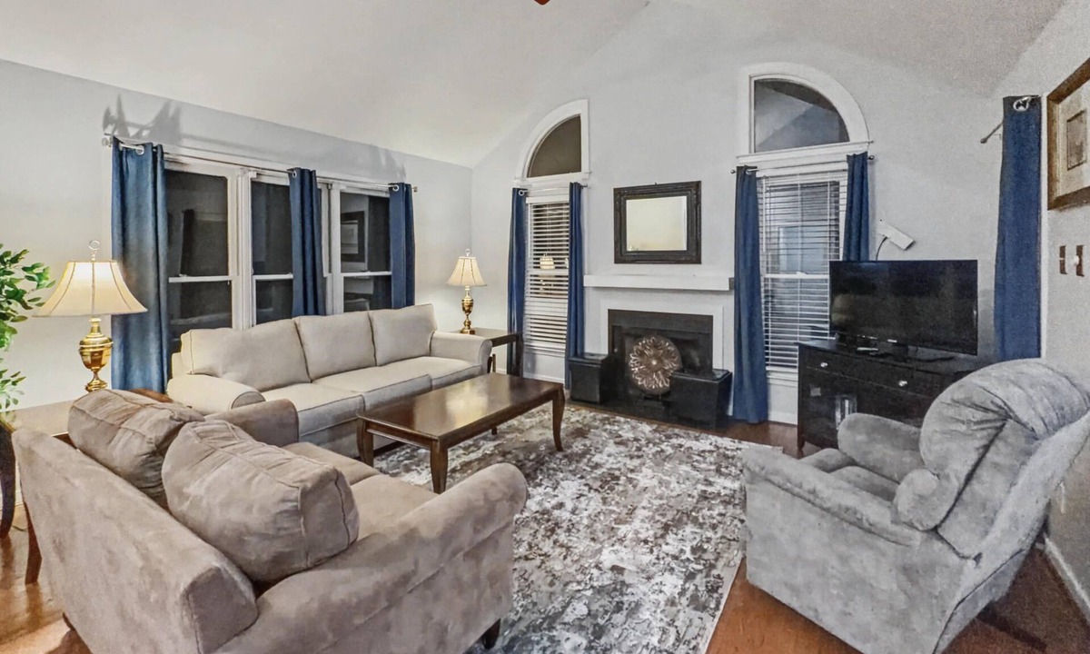 Woodlake House | Perfect for Extended Stays! Pet Friendly, Fenced Yard, Garage