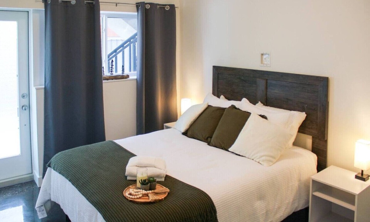 Okanagan-Similkameen Apartment | Pet-Friendly 2BR | Rooftop Sauna & Views