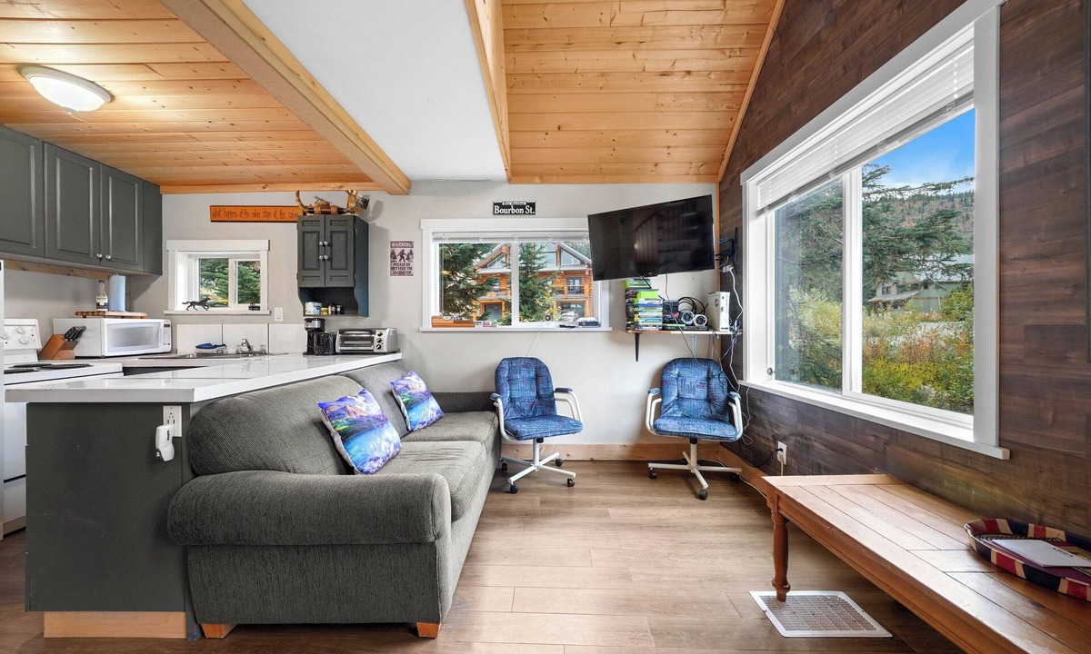 Hemlock Valley Cabin | Pet Friendly | Wood Fire | Wi-fi | Close to Lifts