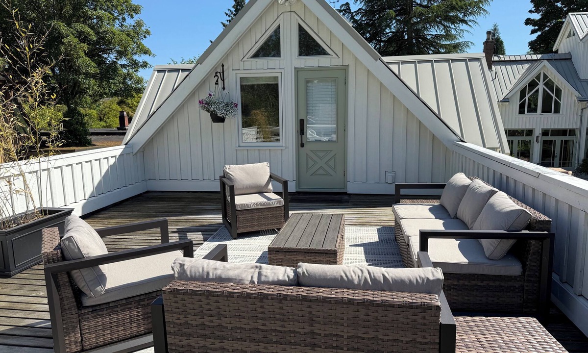 Dunbar House | Petite Belle Chasse - A country coachhouse just minutes from downtown Vancouver.