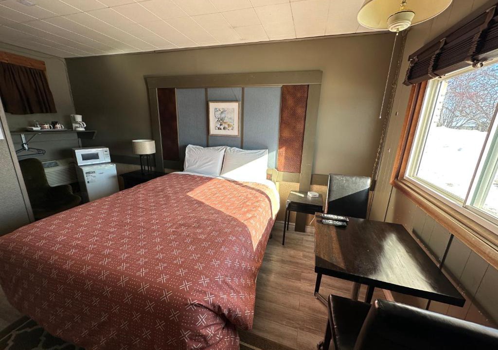 Nipigon Hotel | Pinecrest Motel