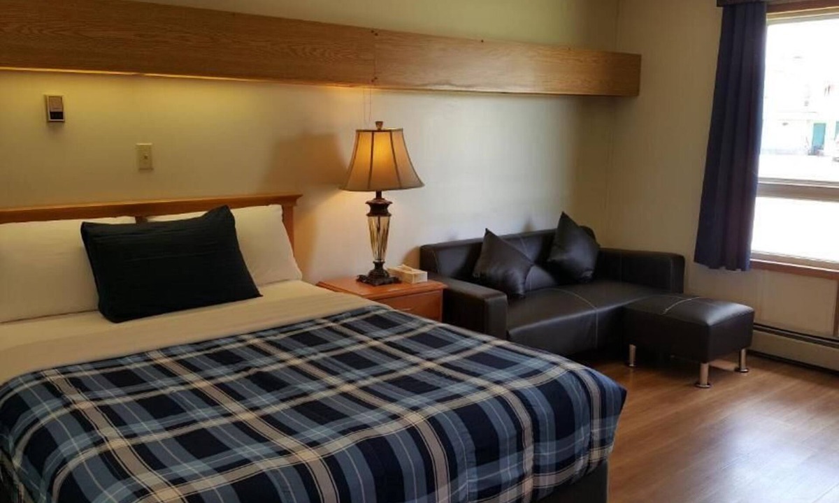Hinton Hotel | Pines Motel
