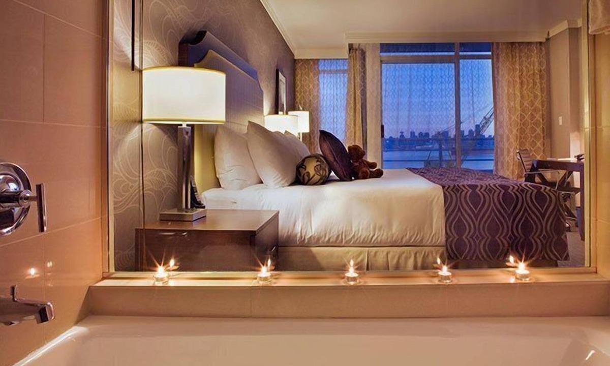 Lower Lonsdale Hotel | Pinnacle Hotel at the Pier