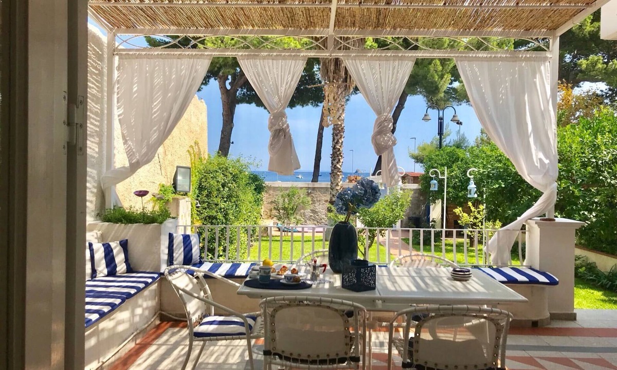 Patti Villa | POMEGRANATE VILLA ON THE SEA WITH GARDEN