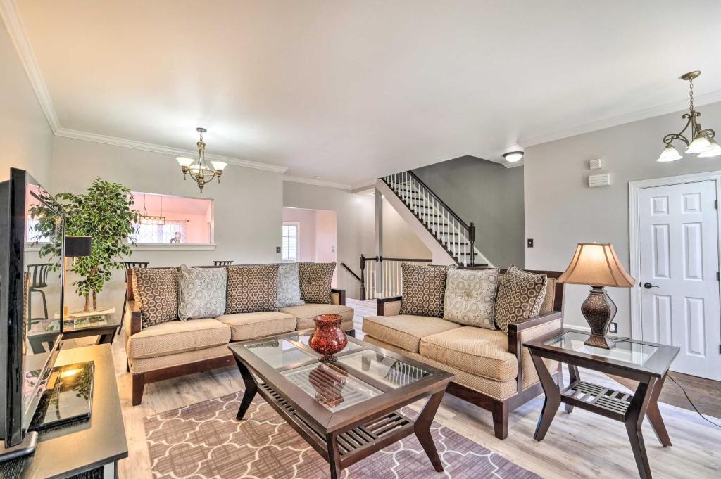 Neabsco House | Pond-View Deck + Pool Table: Woodbridge Haven!