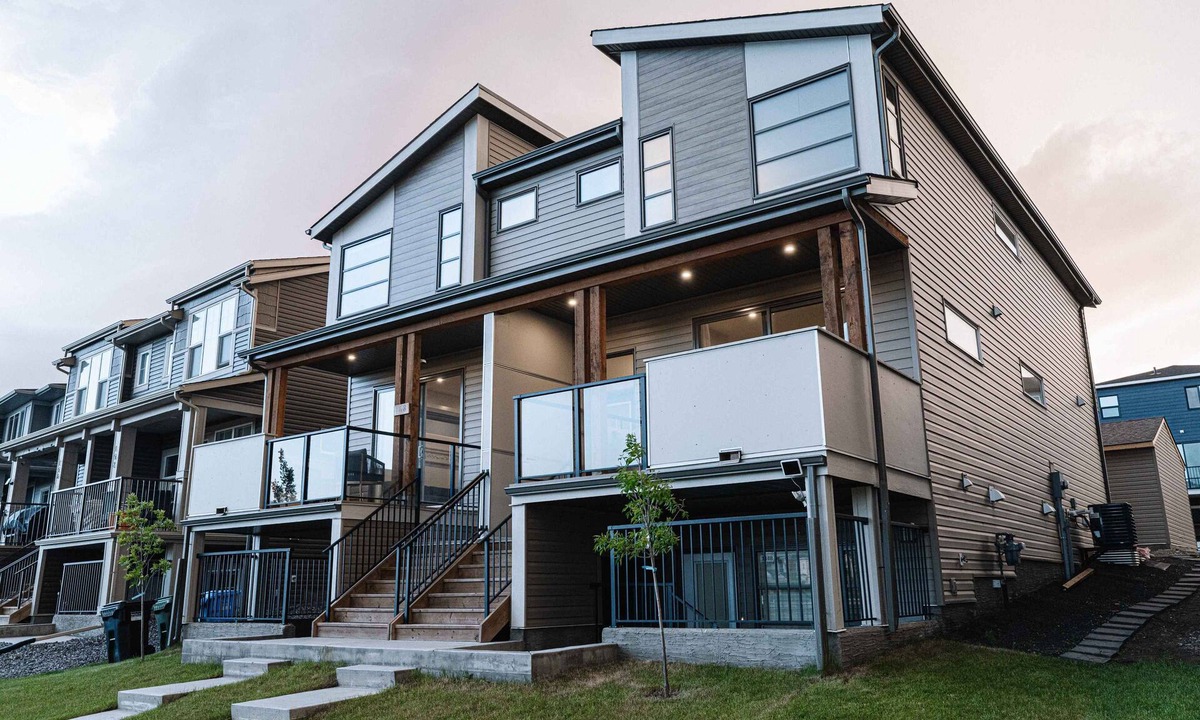 Northwest Calgary House | Pond View Home| 4BR 4BA|2 Kitchens|3 Living Rooms|Central A/C | Oversized Garage