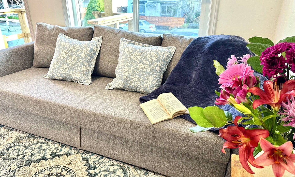Kensington-Cedar Cottage House | Private Entire Guest Suite, 1 min to bus stops to Downtown and many attractions.