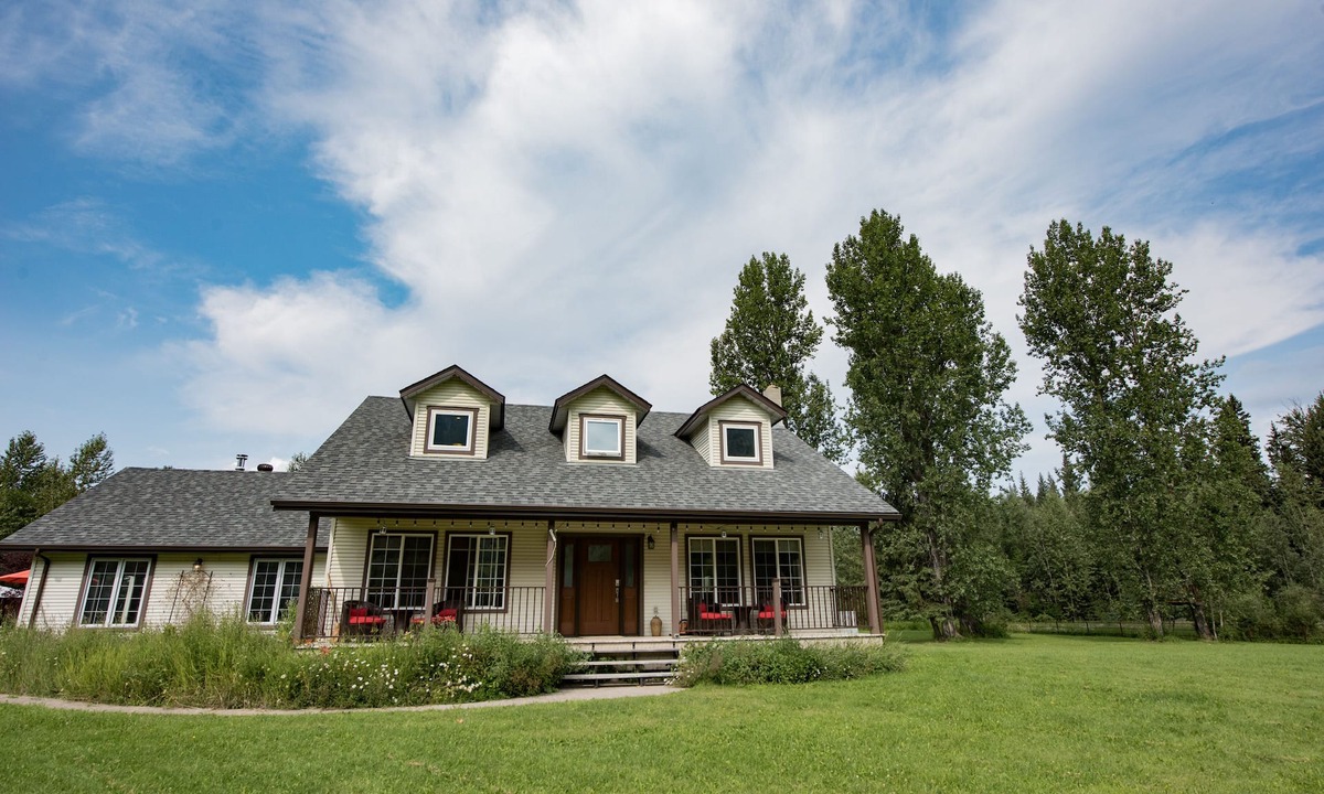 Blaeberry House | Private Home on 10 Acres 12 minutes from Golden, BC.