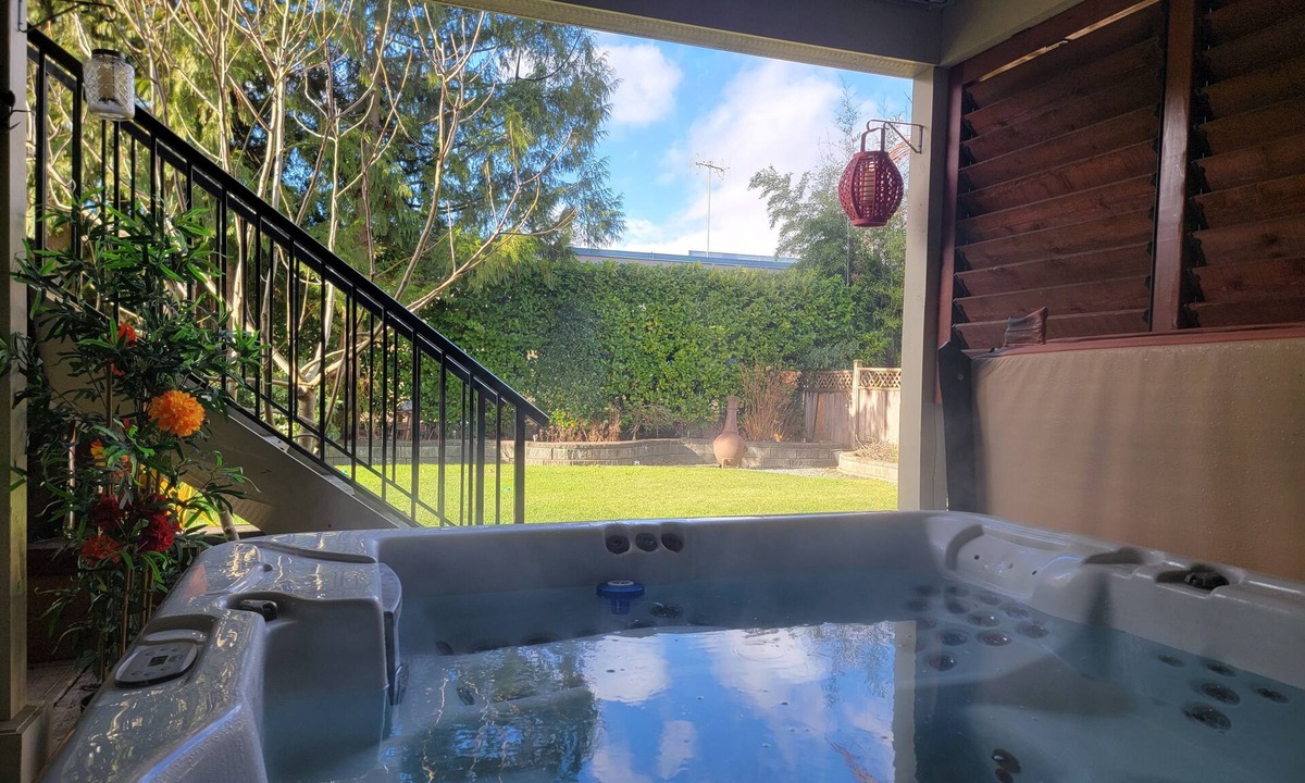 Maple Ridge House | Private Hot Tub Retreat w/Fire Table/ Games Room & AC