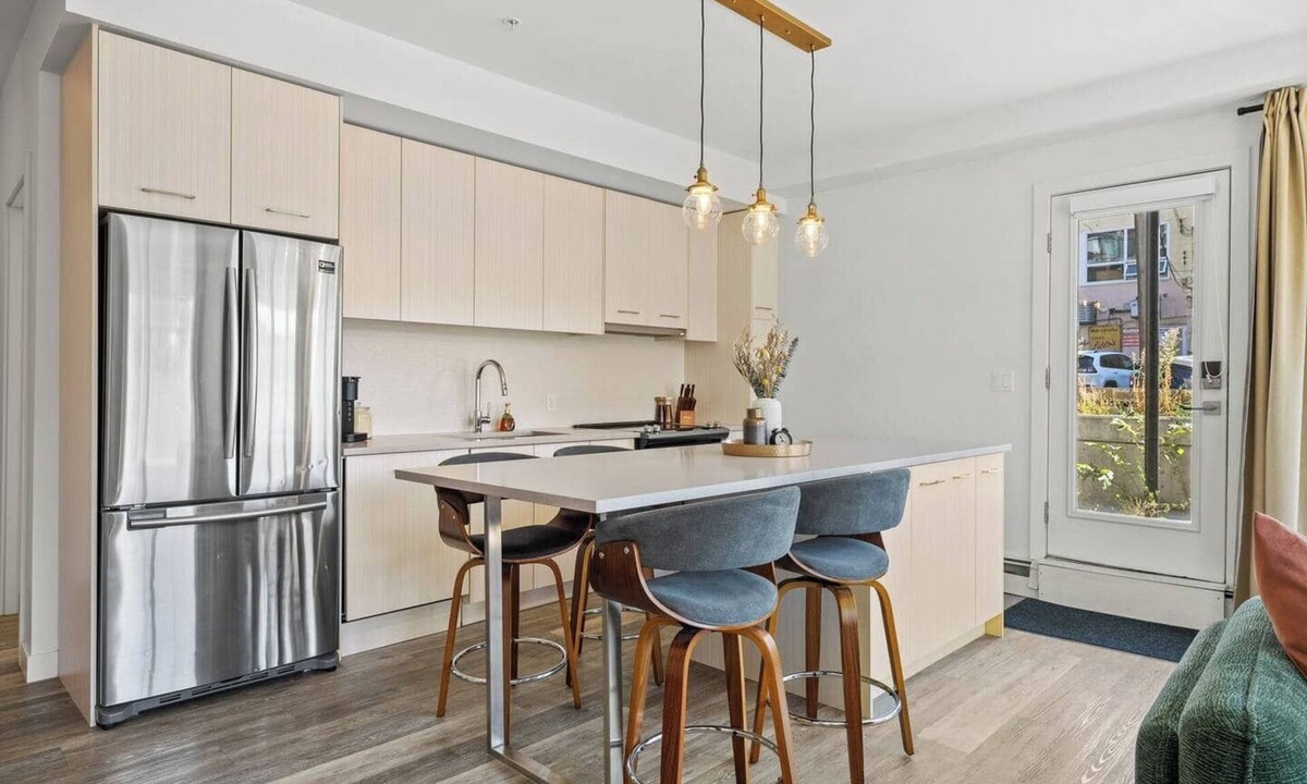 Whyte ave Condo | Private patio stay near Whyte Ave, UofA Hospital, and West Edmonton Mall