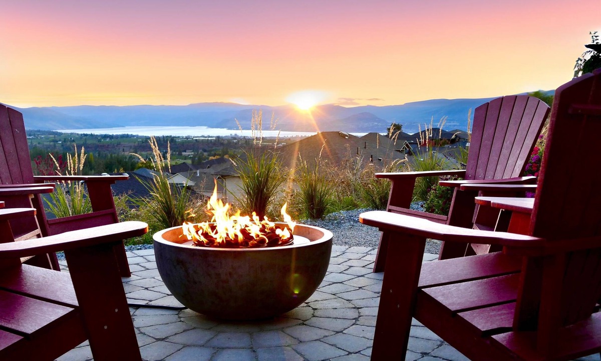 Black Mountain Apartment | Private Suite, Panoramic Views, Hot Tub, Wineries